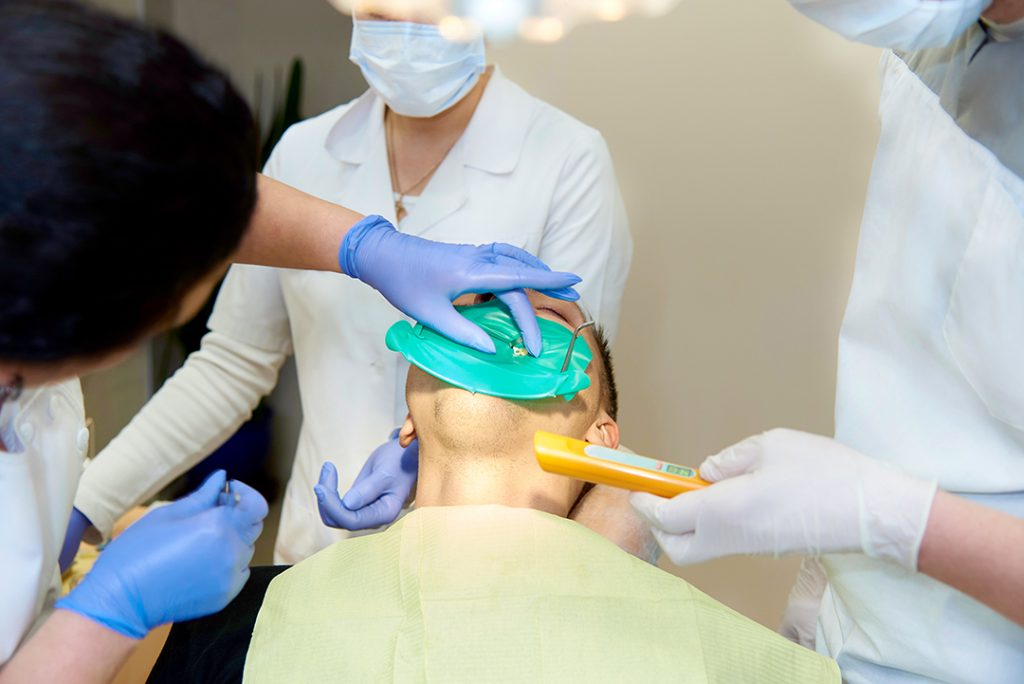 La caries dental es un proceso multifactorial que puede presentarse a cualquier edad, aunque es más frecuente en niños y adultos mayores. 